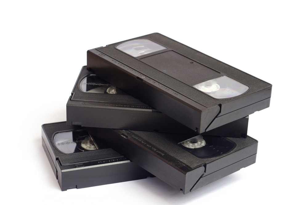 Gestapelde VHS-banden om te digitaliseren in Den Haag