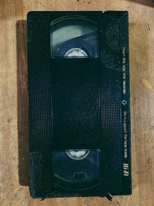 Staubige und kaputte VHS-Kassette